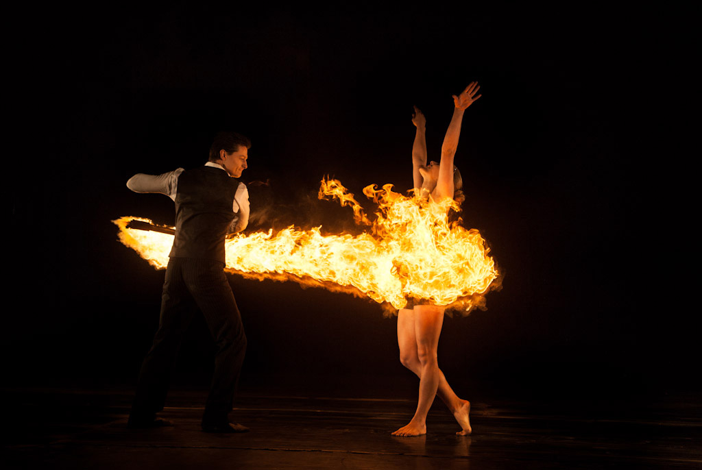 Пляши в огне. Танец пламени. Огненный танец. Танцующая в огне. Танцовщица с огнем.