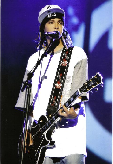 Том каулитц гитару. Tom Kaulitz. Tom Kaulitz Guitar. Tom Kaulitz 2009. Том Каулитц 2000.