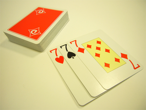 Карты на раздевание рассказ. Игра на раздевание. Игра картишки. Таки карточная игра. Играют в карты на раздевание.